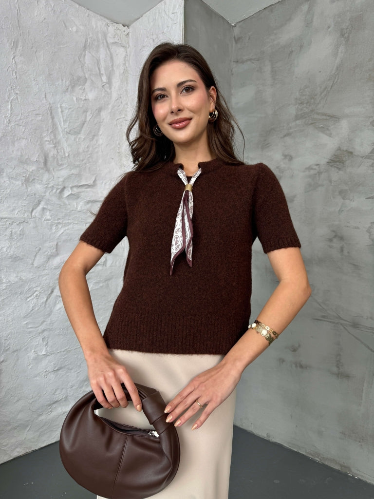 Kahverengi Fularlı Kısa Kol Yumuşak Triko 2536