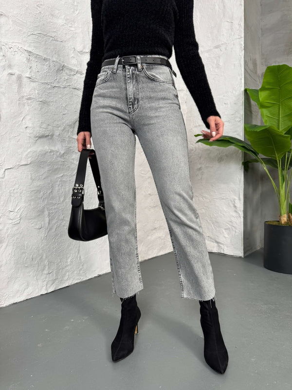 Gri Yıkamalı Boy Fit Kesik Paça Orj Jean 2402-Gri