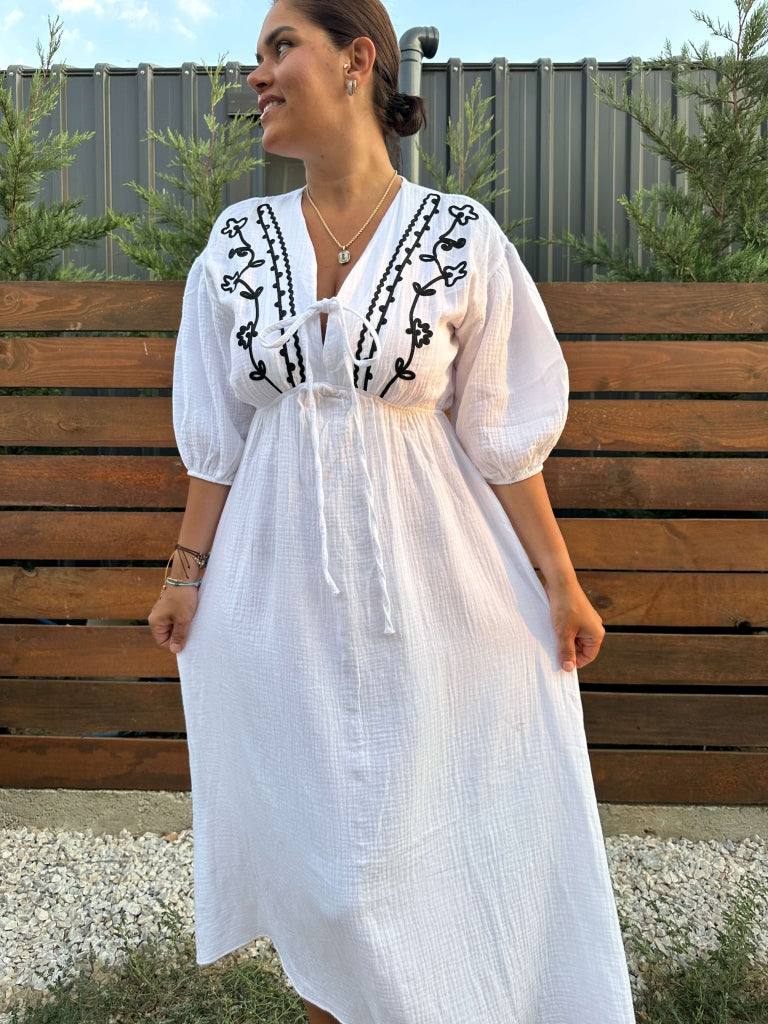 Beyaz Nakışlı Müslin Elbise