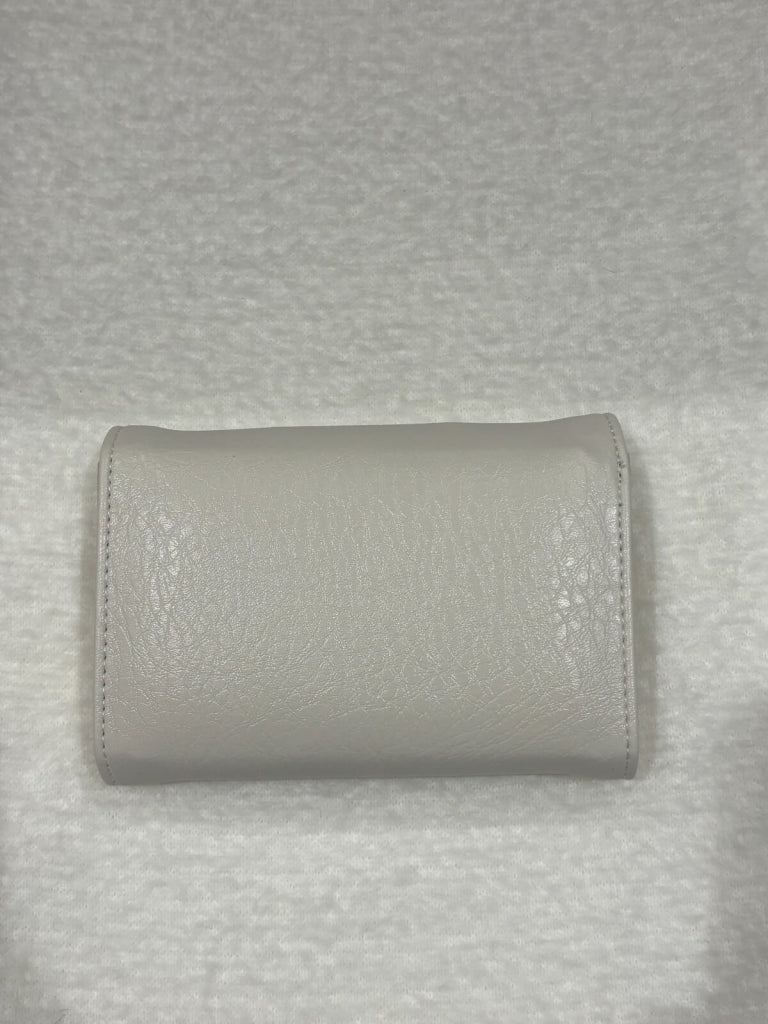 Bej Dokulu Gold Kilitli Cüzdan CZDN03-Bej