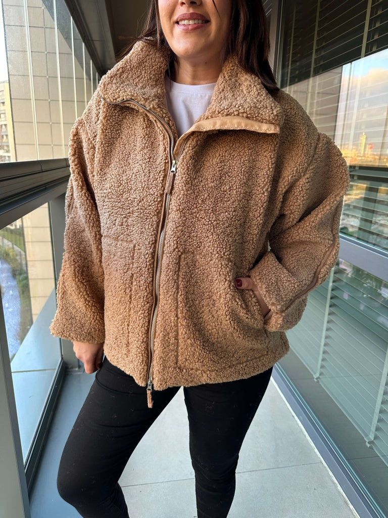 Camel Dik Yaka Fermuarlı Peluş Mont