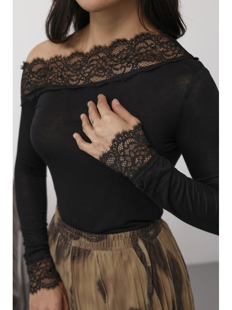 Siyah Düşük Omuzlu Dantelli Bluz 1063-Siyah
