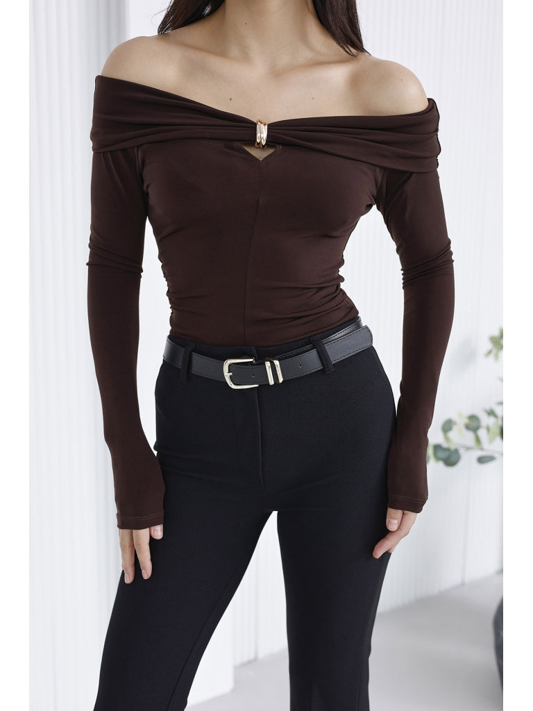 Kahve Yaka Broşlu Madonna Yaka Bluz 0741-KAHVE