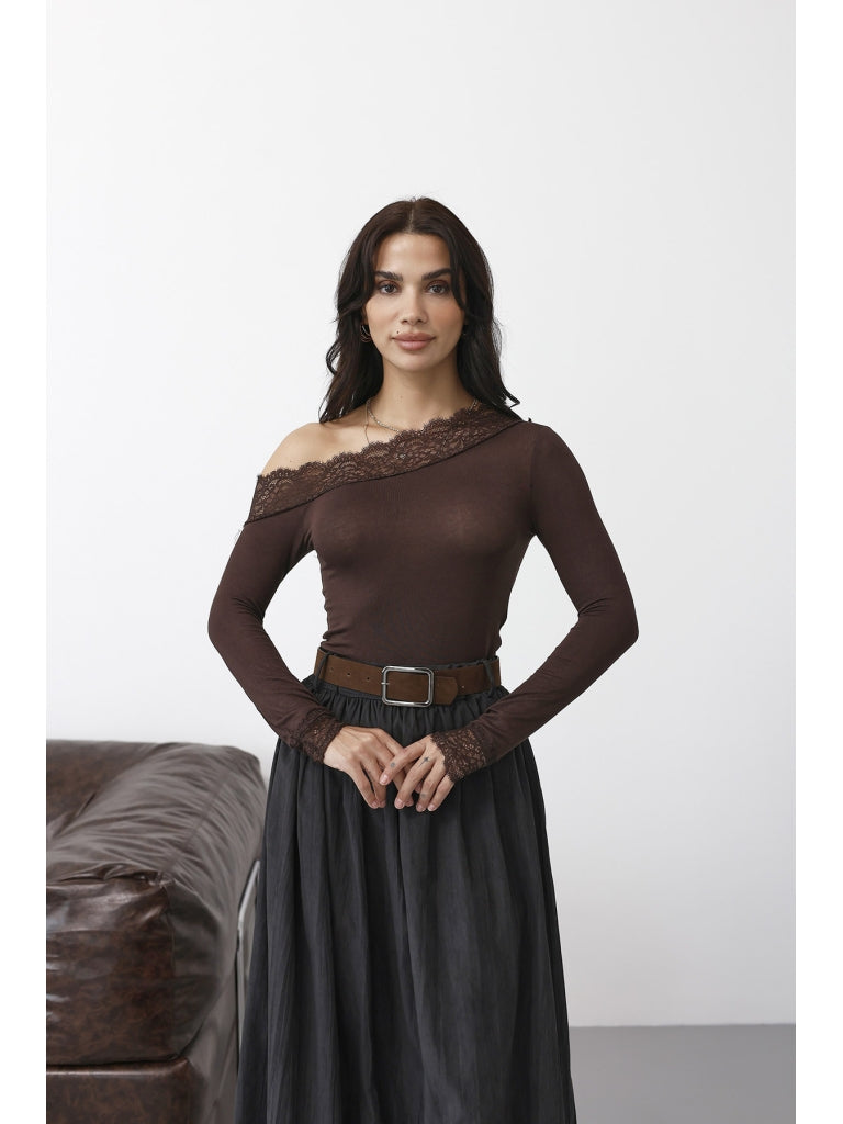 Kahverengi Düşük Omuzlu Dantelli Bluz 1063-Kahverengi