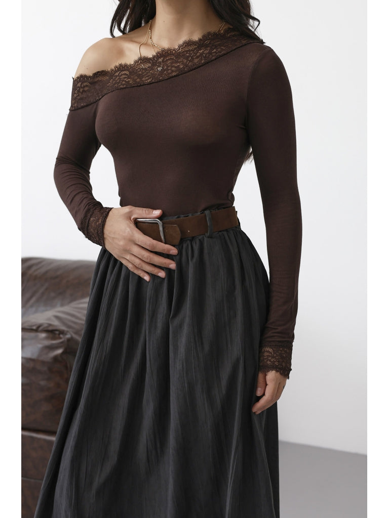 Kahverengi Düşük Omuzlu Dantelli Bluz 1063-Kahverengi