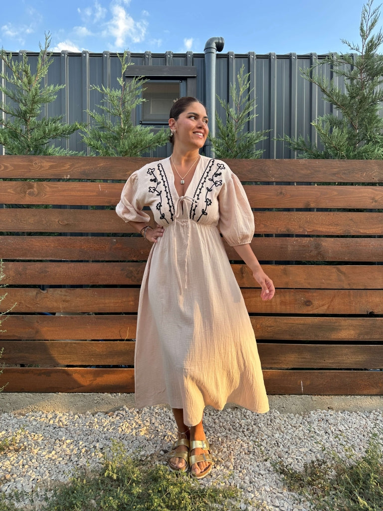 Sütlü Kahve Nakışlı Müslin Elbise