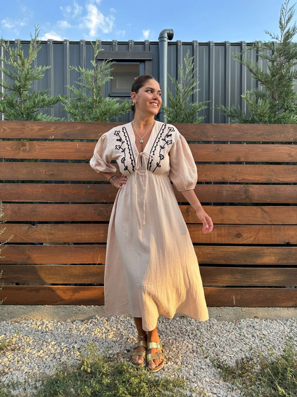 Sütlü Kahve Nakışlı Müslin Elbise