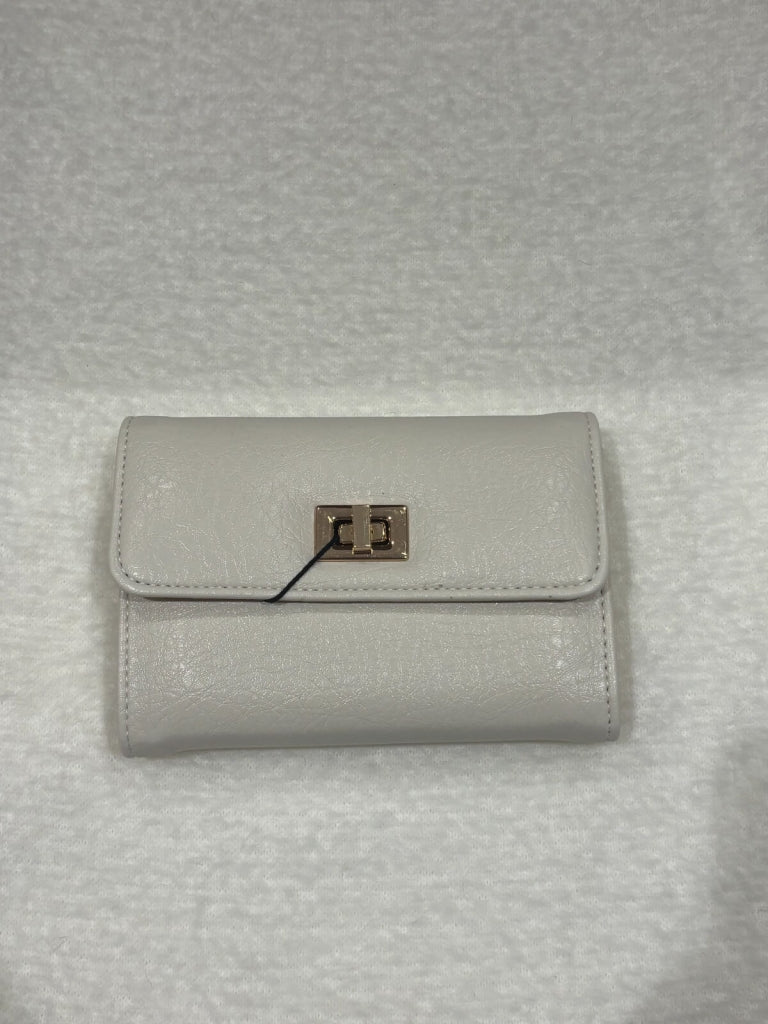 Bej Dokulu Gold Kilitli Cüzdan CZDN03-Bej