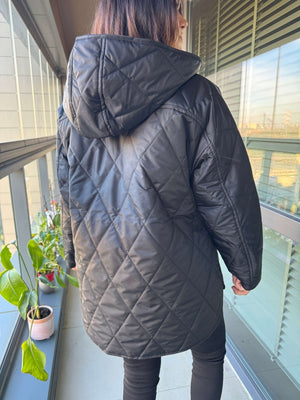 Siyah Kapşonlu Kapitone Oversize Mont