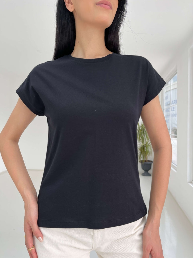 Siyah Arkası Dikiş Detaylı Tshirt