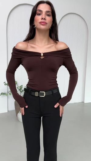 Kahve Yaka Broşlu Madonna Yaka Bluz 0741-KAHVE